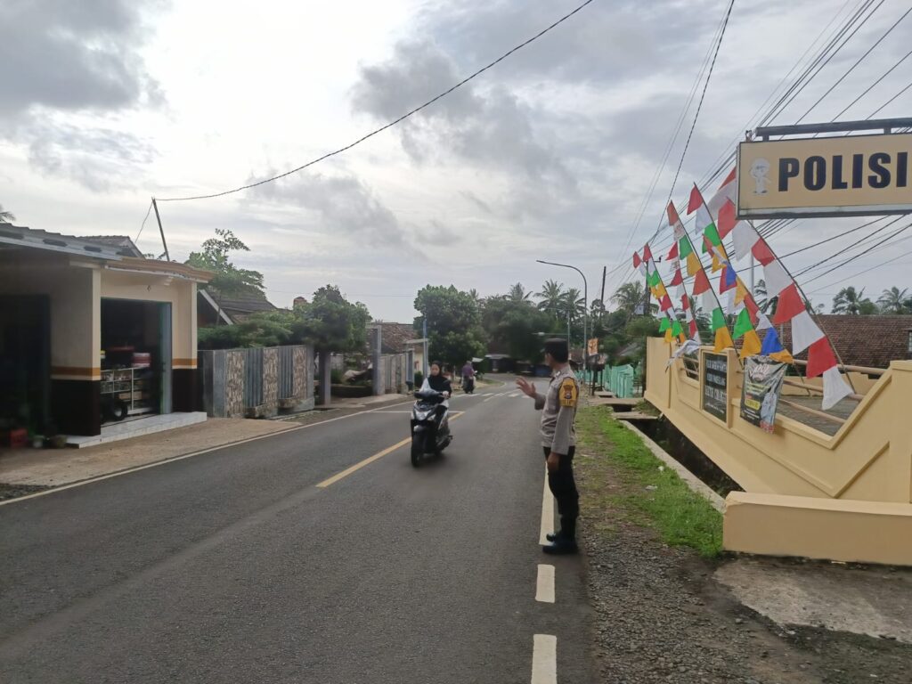 Rutinitas Petugas Polsek Cimanggu laksanakan gatur lalulintas demi kenyamanan pengguna jalan 3 WhatsApp Image 2024 07 04 at 18.59.49
