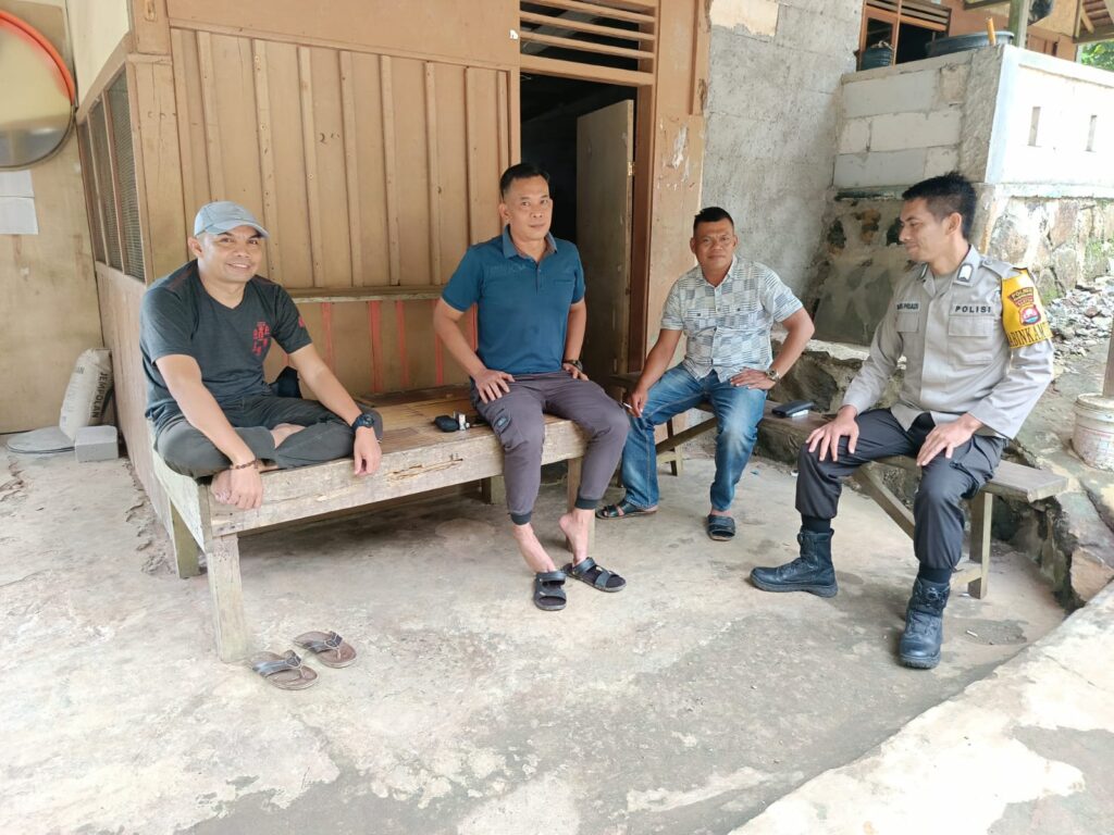 Bhabinkamtibmas Polsek Cimanggu Jalin Hubungan Erat dengan Masyarakat 2 WhatsApp Image 2024 07 04 at 19.03.19