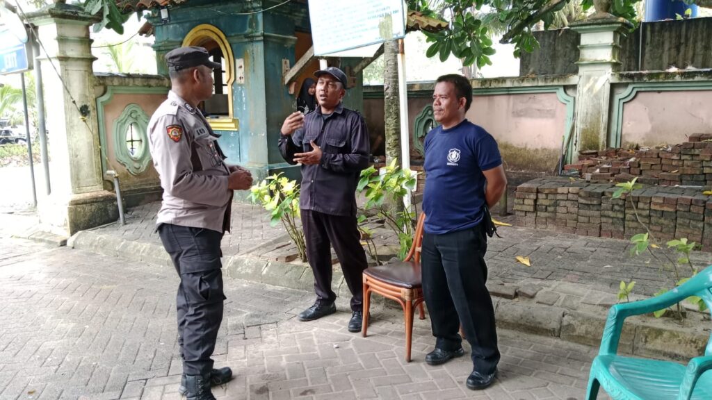 Kanit Binmas Polsek Carita Bripka Eko Melaksanakan Patroli Sambangi Satpam Hotel 9 WhatsApp Image 2024 07 04 at 19.48.59
