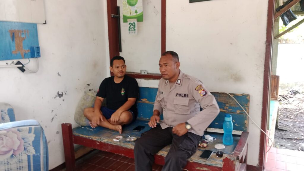Bripka Eko dari Polsek Carita Memberikan Himbauan kepada Pengelola Parkir Pantai 5 WhatsApp Image 2024 07 04 at 19.55.08