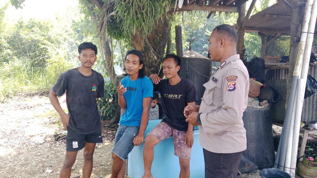 Kanit Binmas Polsek Carita, Bripka Eko, Memberikan Himbauan kepada Pemuda untuk Menghindari Tindakan Merugikan 4 WhatsApp Image 2024 07 04 at 19.58.49