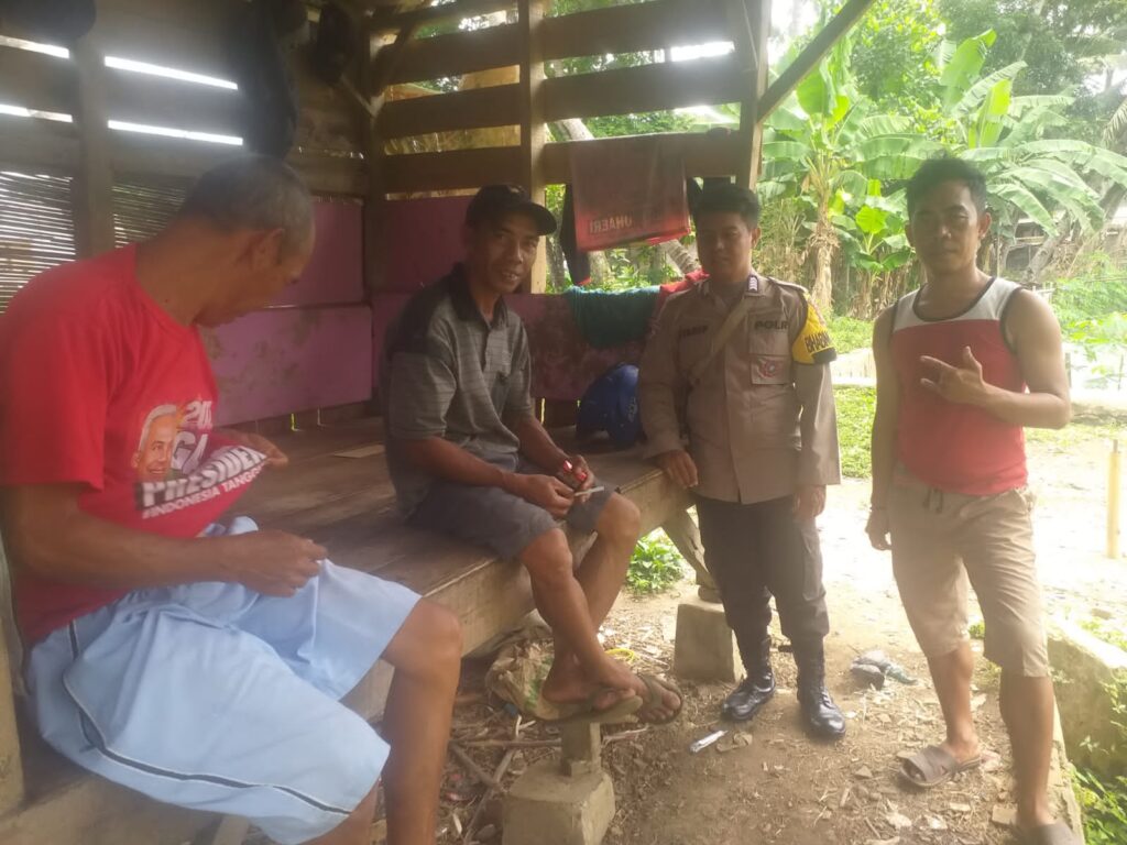 Bripka Nursyarip Polsek Menes Jalin Silaturahmi dan Sambangi Warga Desa Binaan 3 WhatsApp Image 2024 07 04 at 22.40.59