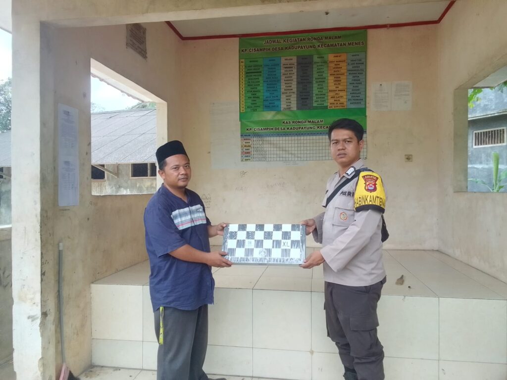 Pak Bhabin Polsek Menes Polres Pandeglang Berikan Papan Catur ke Pos Kamling Desa Kadupayung 2 WhatsApp Image 2024 07 04 at 22.41.08