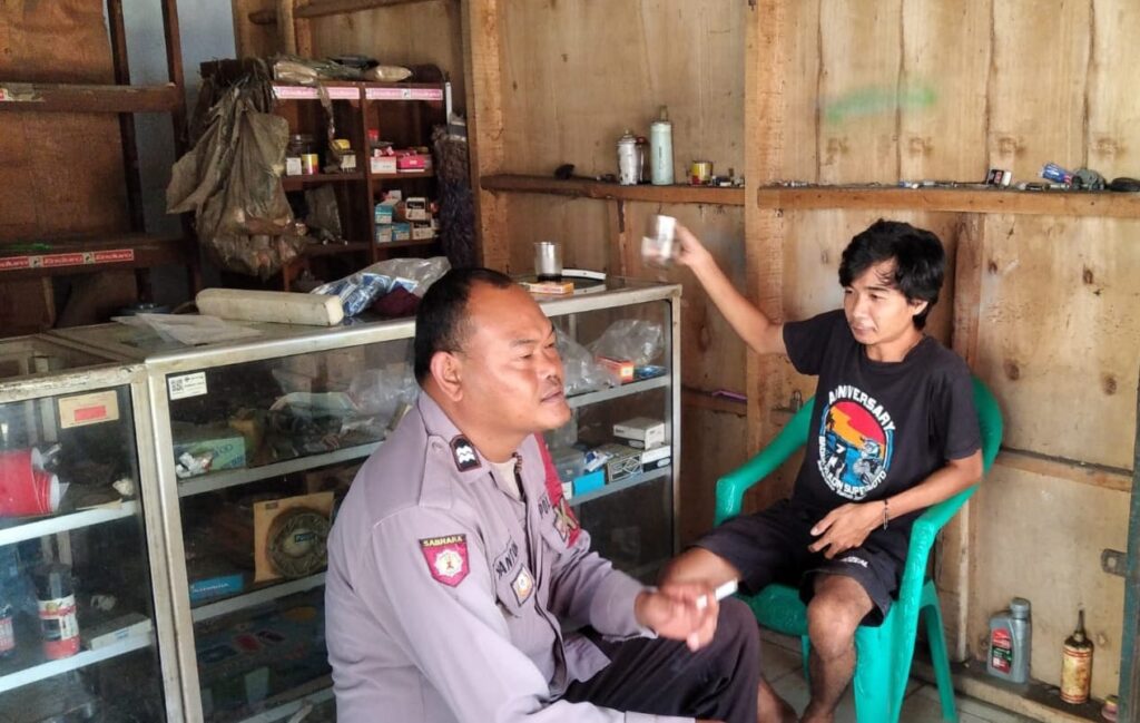 Polsek Menes Gelar Patroli Dialogis dan Himbauan Kamtibmas Kepada Penjual Sparepart Kendaraan Bermotor 9 WhatsApp Image 2024 07 04 at 22.41.33