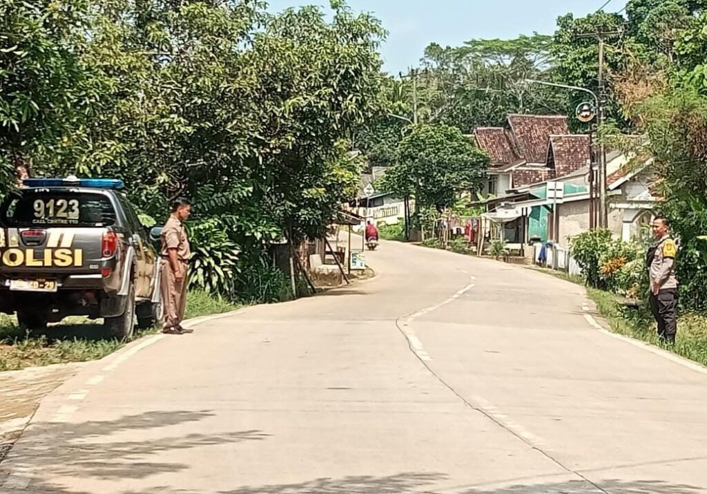 Bhabinkamtibmas Polsek Angsana Polres Pandeglang Laksanakan Patroli Dialogis di Desa Angsana 8 WhatsApp Image 2024 07 05 at 04.28.53