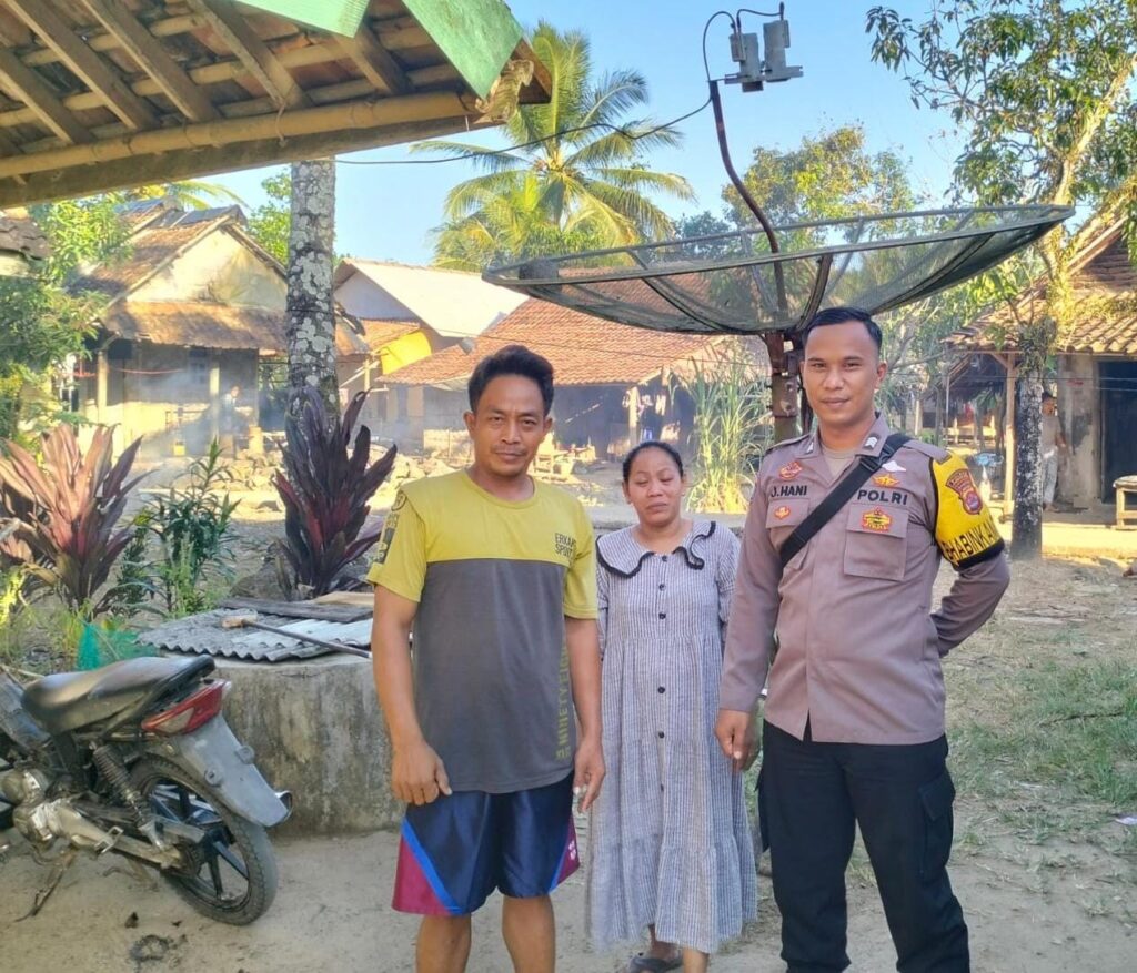 Bhabinkamtibmas Polsek Angsana Polres Pandeglang Sambangi Warga Desa Cikayas 7 WhatsApp Image 2024 07 05 at 04.29.08
