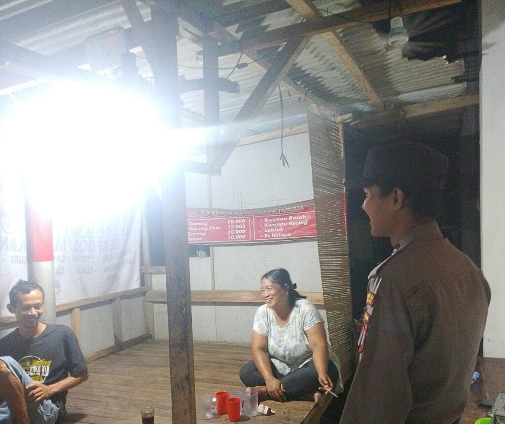 Patroli Dialogis di Desa Angsana, Anggota Piket Sampaikan Pentingnya Menjaga Kondusifitas Lingkungan 5 WhatsApp Image 2024 07 05 at 04.29.41