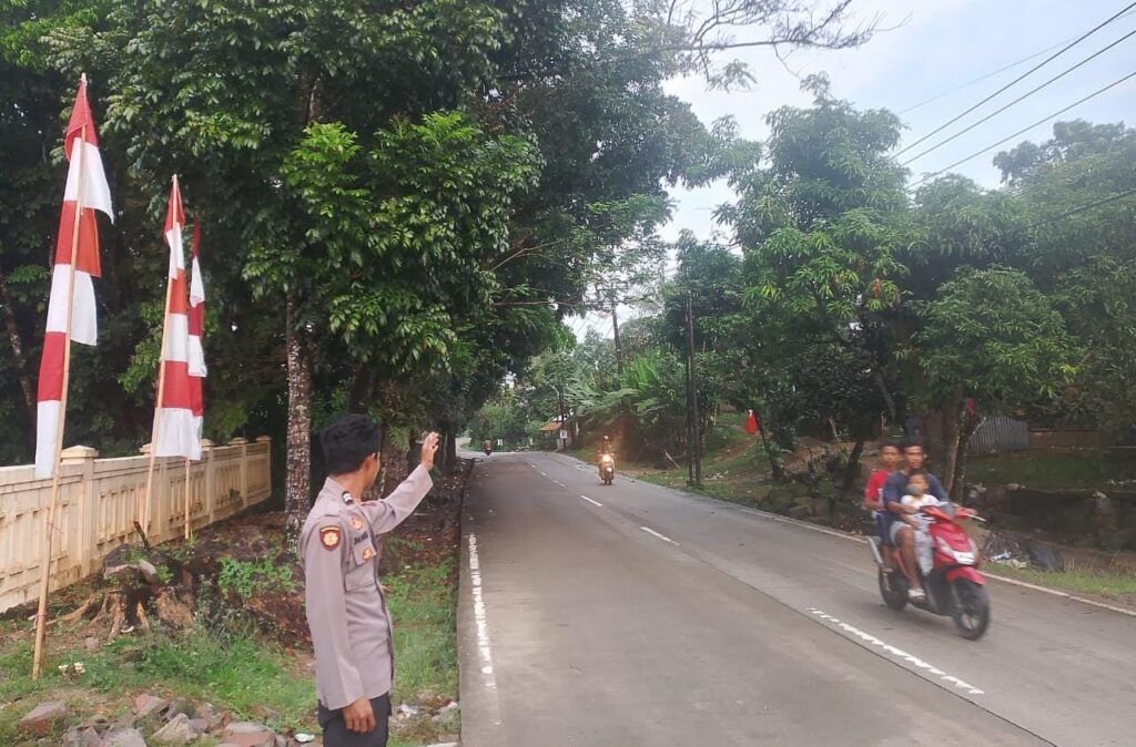 Anggota Piket Polsek Angsana Polres Pandeglang Laksanakan Strongpoint Sore di Jalan Raya Munjul-Angsana 4 WhatsApp Image 2024 07 05 at 04.30.08
