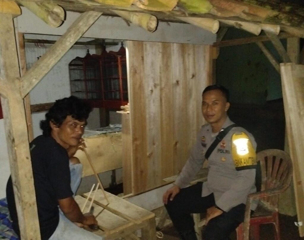 Bhabinkamtibmas Polsek Angsana Brigadir Jumhani Laksanakan Patroli Dialogis Sasar Pemukiman dan Pertokoan 1 WhatsApp Image 2024 07 05 at 04.30.50