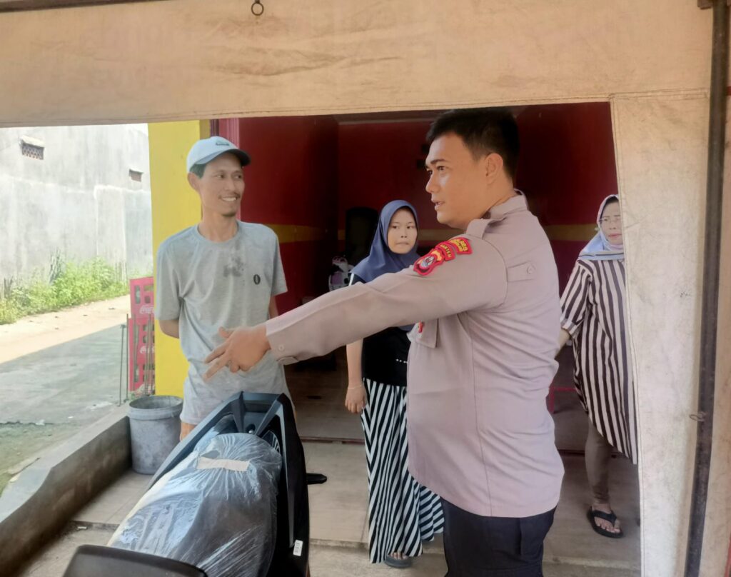 Bhabinkamtibmas Polsek Bojong Polres Pandeglang Gelar Sambang dan Edukasi Kamtibmas 10 WhatsApp Image 2024 07 05 at 13.35.41