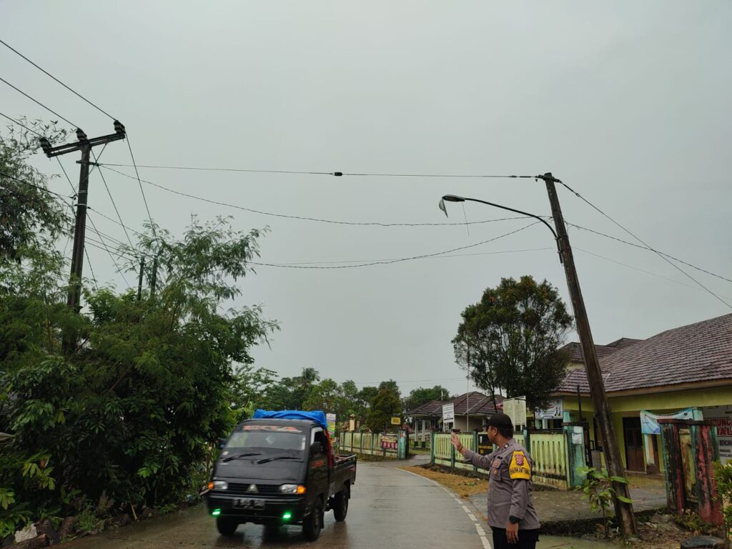 Anggota Piket Polsek Angsana Polres Pandeglang Briptu Agung Laksanakan Strongpoint Sore 1 WhatsApp Image 2024 07 05 at 23.00.07