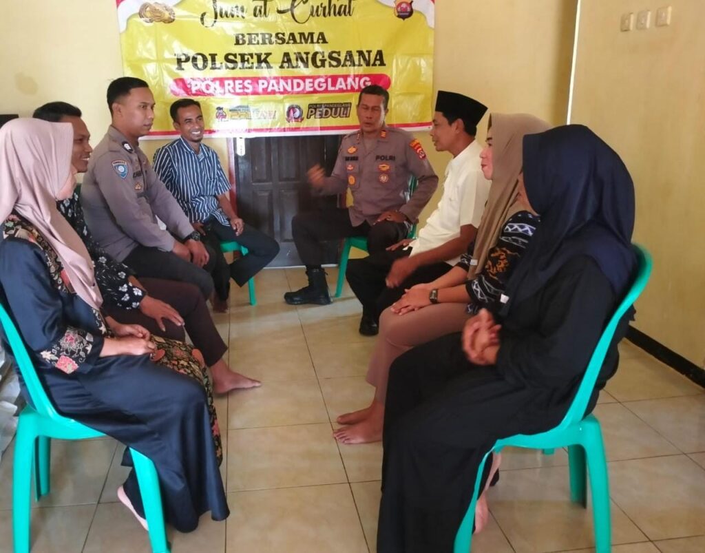 Bhabinkamtibmas Polsek Angsana Polres Pandeglang Laksanakan Jum'at Curhat di Desa Sumurlaban 2 WhatsApp Image 2024 07 05 at 23.00.18