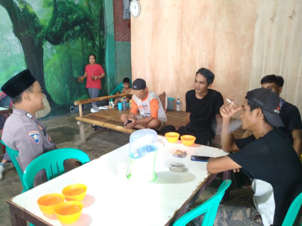 Bhabinkamtibmas Polsek Angsana Polres Pandeglang Sambangi Masyarakat Desa Angsana dan Sampaikan Pesan Kamtibmas 3 WhatsApp Image 2024 07 05 at 23.00.29