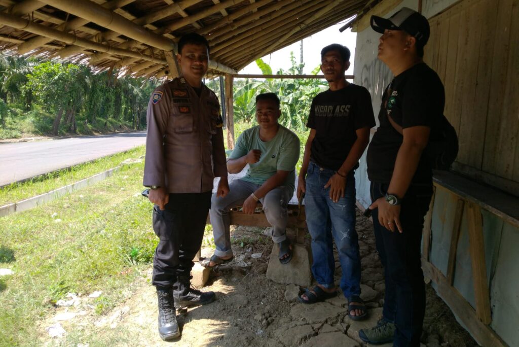 Bhabinkamtibmas Polsek Angsana Polres Pandeglang Sambangi Masyarakat Desa Angsana dan Sampaikan Pesan Kamtibmas 4 WhatsApp Image 2024 07 05 at 23.00.40