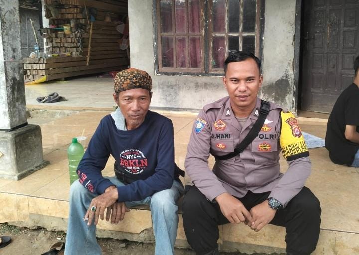 Dekatkan Diri dengan Masyarakat, Bhabinkamtibmas Polsek Angsana Polres Pandeglang Sambangi Masyarakat Desa Sumurlaban 5 WhatsApp Image 2024 07 05 at 23.00.54