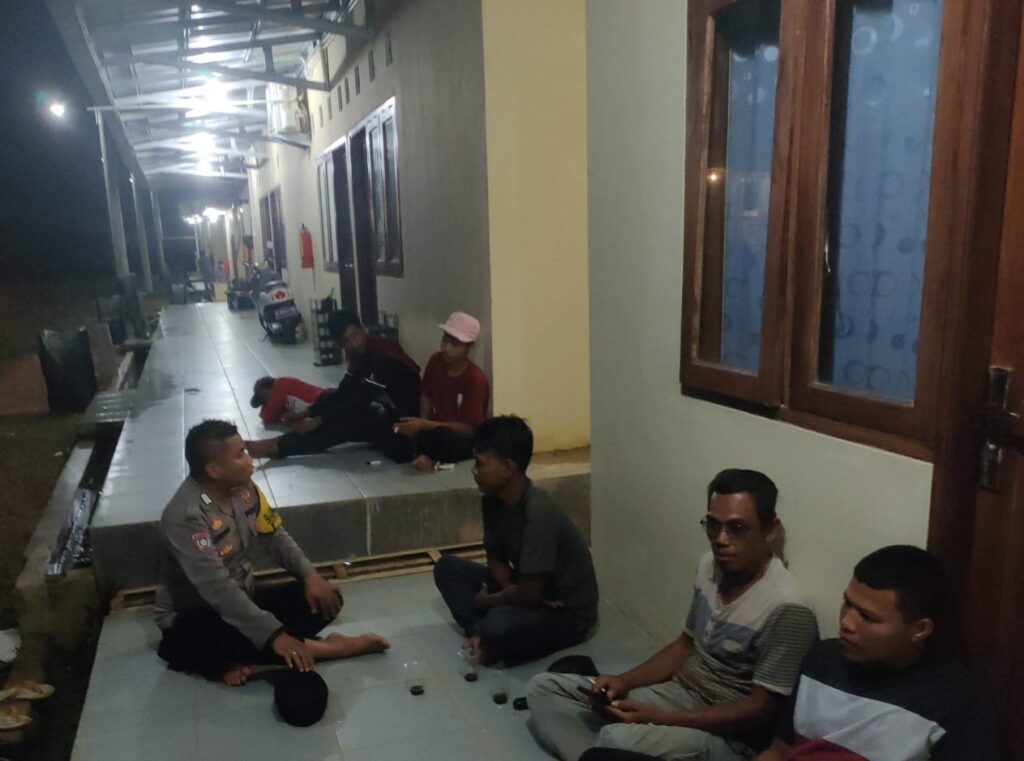 Bhabinkamtibmas Polsek Munjul Sambang Desa untuk Menjaga Kamtibmas 10 WhatsApp Image 2024 07 05 at 23.15.07