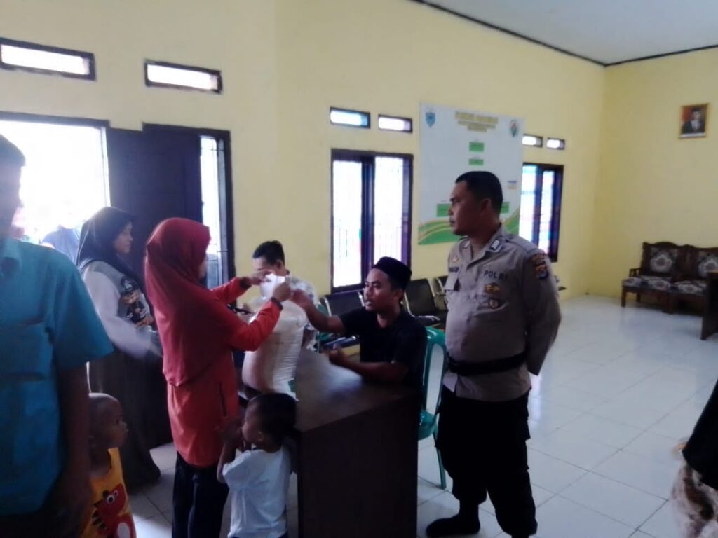 Polsek Pulosari Pastikan Penyaluran Bantuan Beras Cadangan Pemerintah Berjalan Lancar dan Kondusif 1 WhatsApp Image 2024 07 06 at 02.26.25