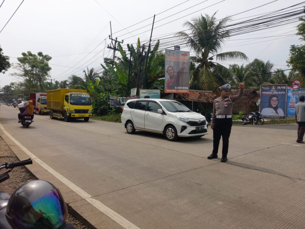 Polsek Labuan Gelar Patroli Sore untuk Mencegah Kemacetan dan Tindak Kriminalitas 5 WhatsApp Image 2024 07 06 at 02.42.41
