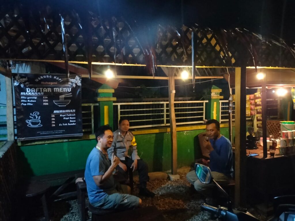 Patroli Malam dan Ngopi Bareng Warga: Inisiatif Polsek Carita yang Membangun Kedekatan dengan Masyarakat 6 WhatsApp Image 2024 07 06 at 05.42.31