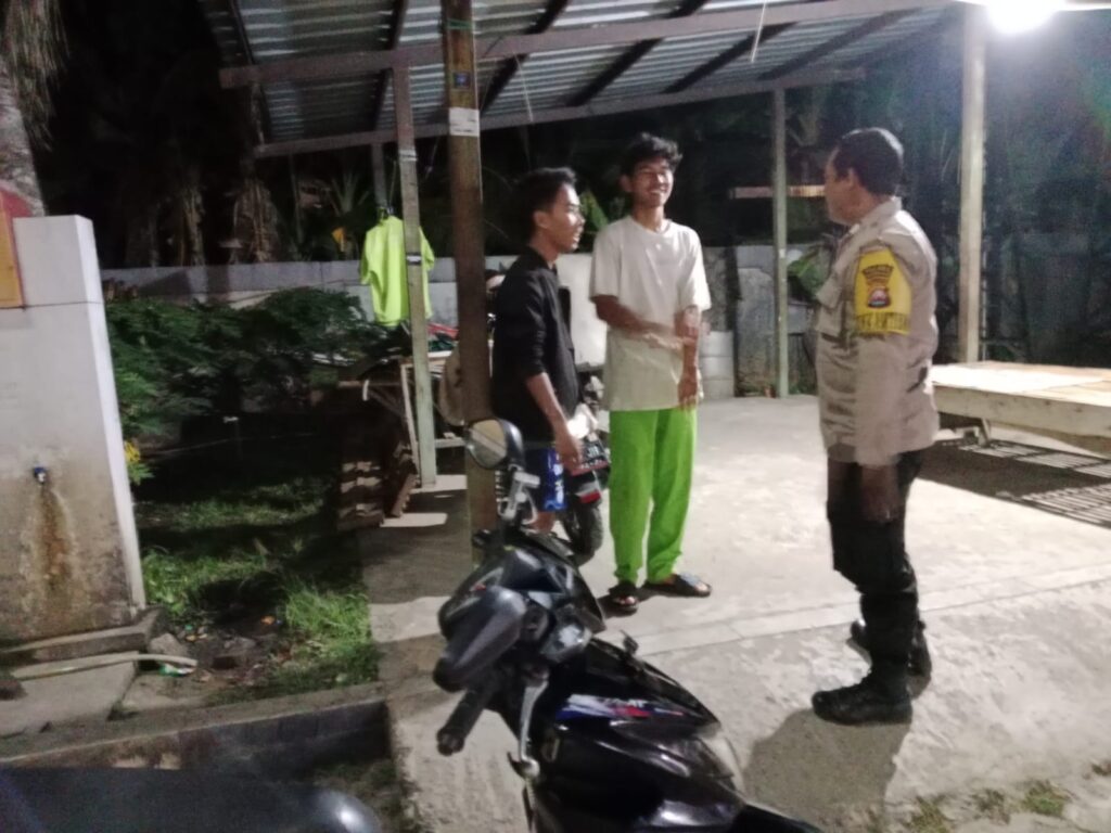 Patroli Malam Polsek Carita di SPBU: Himbauan Untuk Warga Agar Selalu Waspada 7 WhatsApp Image 2024 07 06 at 05.53.16