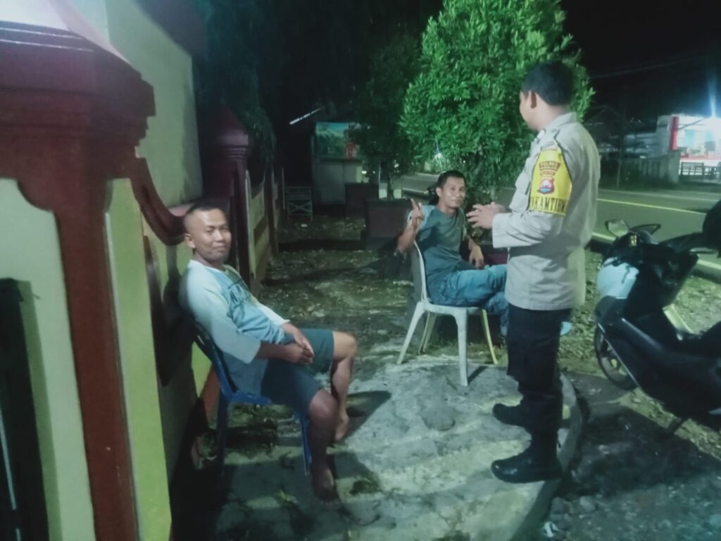 Bripka Bambang dari Polsek Carita Melaksanakan Patroli Malam 9 WhatsApp Image 2024 07 06 at 06.00.41