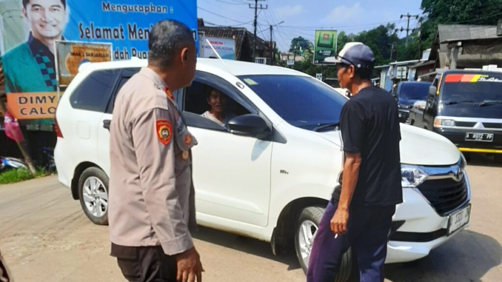 Kapolsek Bojong Polres Pandeglang Gelar Pengaturan Arus Lalu Lintas Berikan Pelayanan Prima kepada Masyarakat 10 WhatsApp Image 2024 07 06 at 10.45.19
