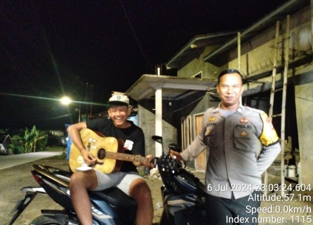 Bhabinkamtibmas Polsek Angsana Polres Pandeglang Sambangi Masyarakat Desa Sumurlaban dan Sampaikan Pesan Kamtibmas 2 WhatsApp Image 2024 07 07 at 05.23.56