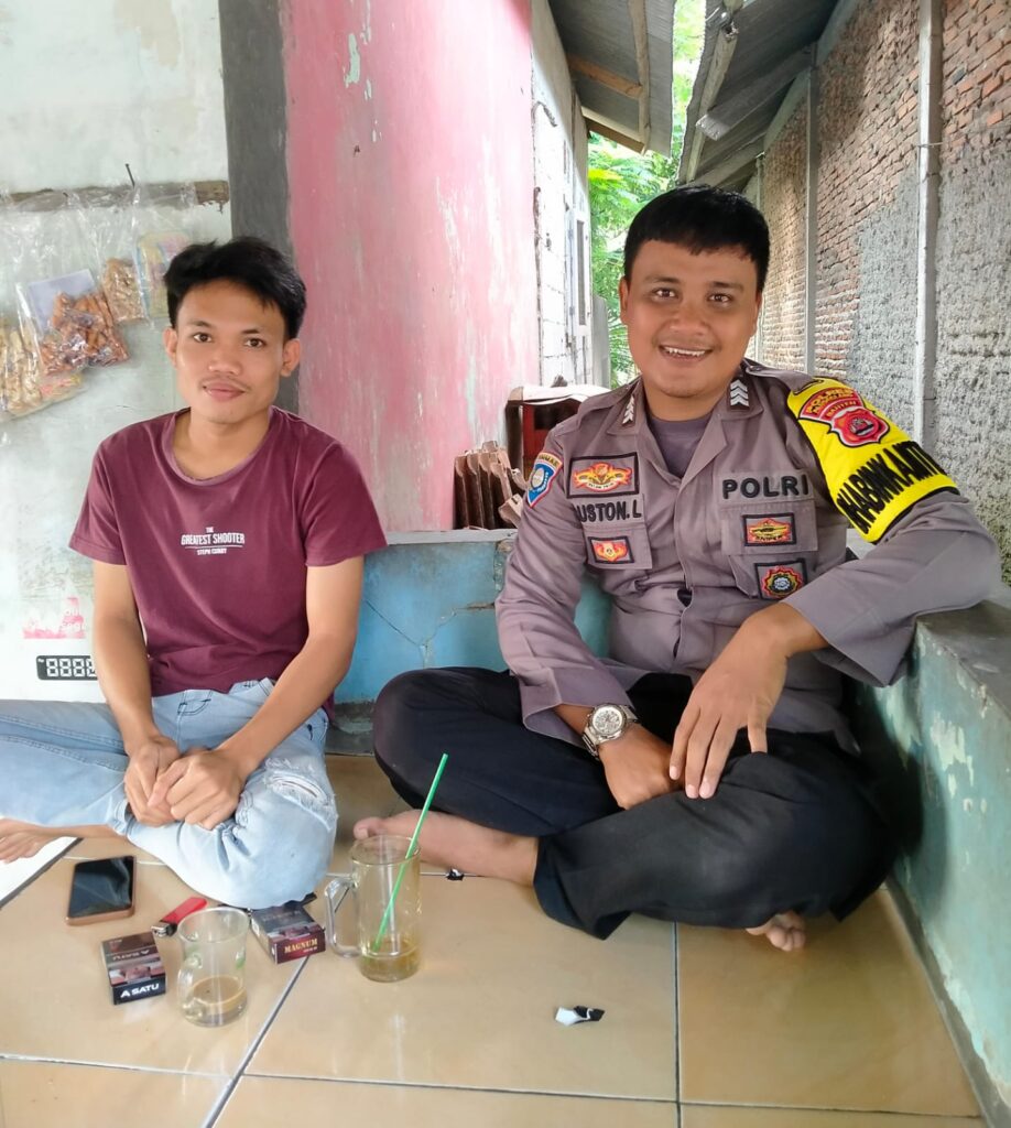 Bhabinkamtibmas Polsek Angsana Polres Pandeglang Brigadir Ruston Sambangi Masyarakat Desa Padaherang dan Sampaikan Pesan Kamtibmas 3 WhatsApp Image 2024 07 07 at 05.24.07