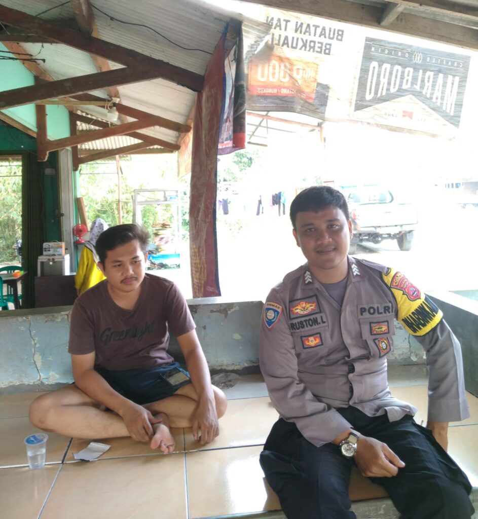 Bhabinkamtibmas Polsek Angsana Polres Pandeglang Sambangi Masyarakat Desa Cipinang dan Ajak Warga Tingkatkan Keamanan Lingkungan 4 WhatsApp Image 2024 07 07 at 05.24.16