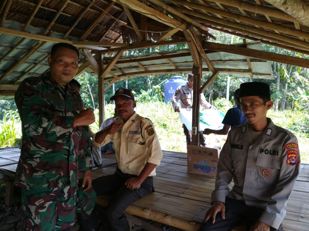 Kanit Binmas Polsek Angsana Polres Pandeglang Bripka Deni Sutarman Sambangi Masyarakat Desa Cikayas 6 WhatsApp Image 2024 07 07 at 05.24.34