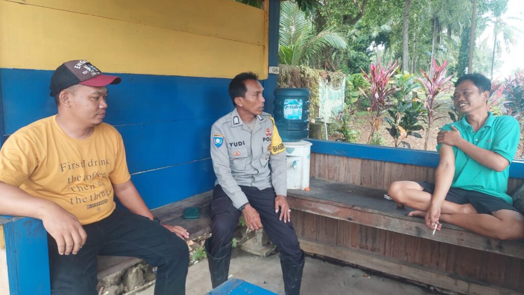 Personil Polsek Carita Lakukan Patroli Wisata Dan Bincang Santai Dengan Pengelola Pantai 8 WhatsApp Image 2024 07 07 at 06.06.52