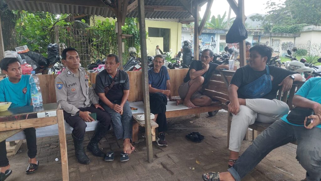 Personil Polsek Carita Gelar Dialogis Dengan Para Penjaga Parkir Kendaraan Pantai 9 WhatsApp Image 2024 07 07 at 06.08.53