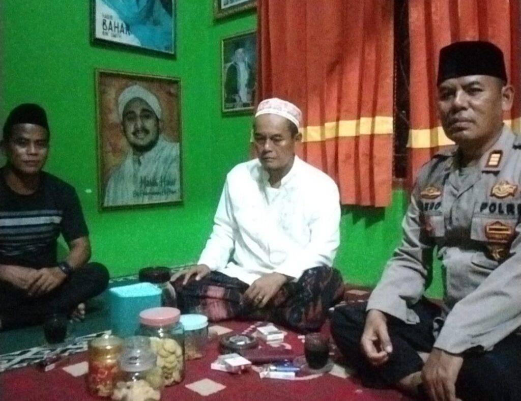 Polsek Menes Sambangi Tokoh Agama H. Ismet di Kampung Kadutanggay 10 WhatsApp Image 2024 07 07 at 18.59.18
