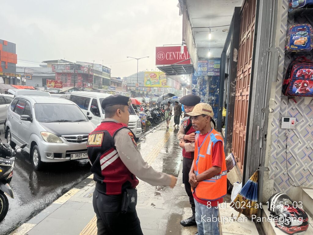 Sat Samapta Polres Pandeglang Gelar Patroli di Pasar Badak Pandeglang Meski Cuaca Hujan 8 WhatsApp Image 2024 07 08 at 18.33.33