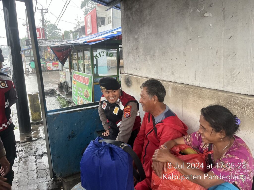 Sat Samapta Polres Pandeglang Sambangi Penumpang Angkutan Umum yang Sedang Berteduh dan Berikan Himbauan Kamtibmas 6 WhatsApp Image 2024 07 08 at 18.33.36