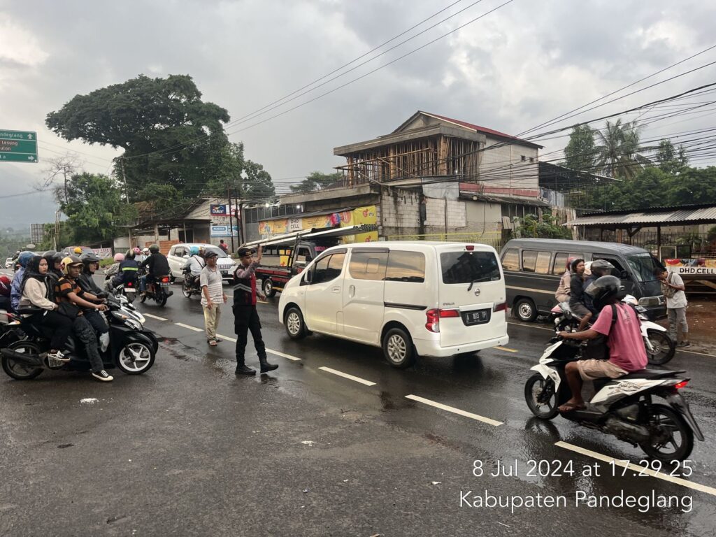 Sat Samapta Polres Pandeglang Gelar Pengaturan Lalu Lintas di Terminal Kadubanen Pandeglang Pasca Hujan 7 WhatsApp Image 2024 07 08 at 18.33.37