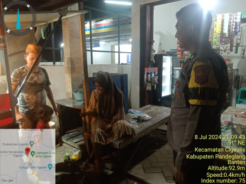 Bhabinkamtibmas Polsek Cigeulis laksanakan giat Sambang jalin silaturahmi dengan Warga Masyarakat 2 WhatsApp Image 2024 07 08 at 23.24.35