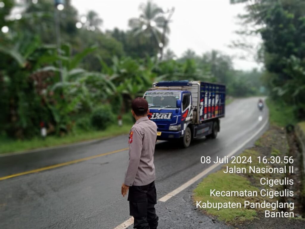 Polsek Cigeulis Lakukan Kegiatan Pengaturan Lalu Lintas 4 WhatsApp Image 2024 07 08 at 23.25.11
