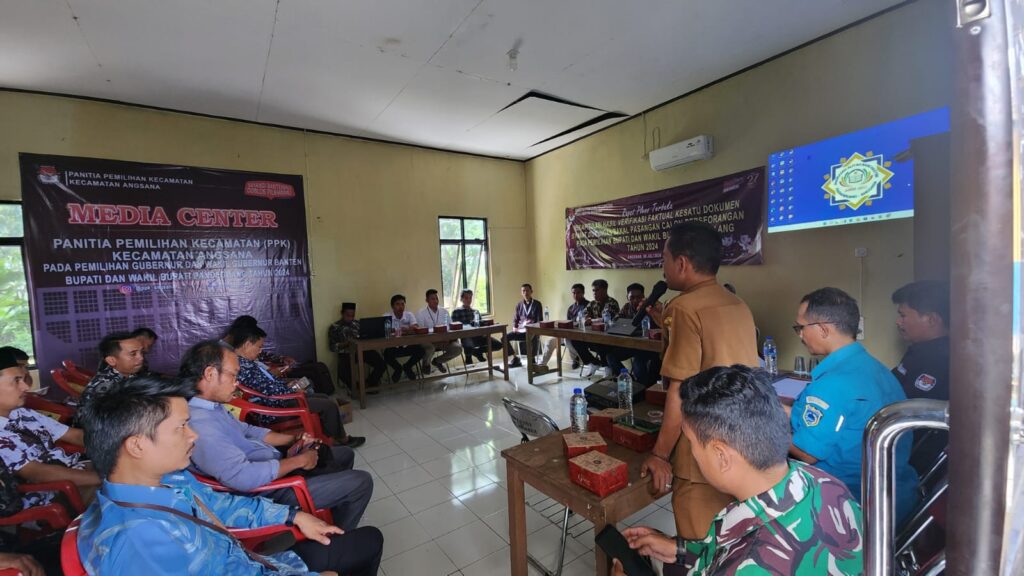 Kapolsek Angsana Polres Pandeglang AKP Eman Rahman Hadiri Kegiatan Rapat Pleno Terbuka Rekapitulasi Hasil Verifikasi Faktual 9 WhatsApp Image 2024 07 09 at 00.30.49