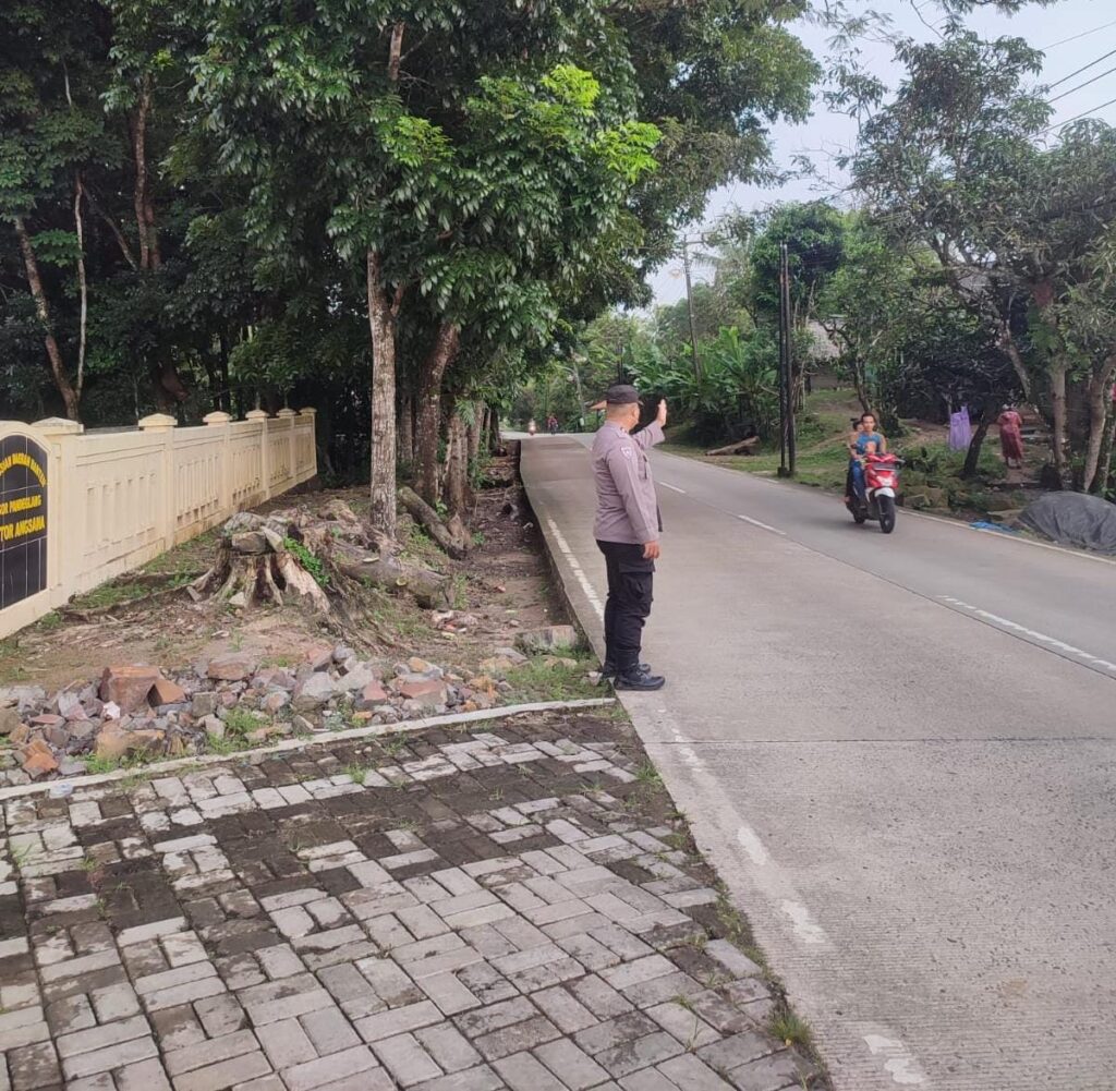 Anggota Piket Polsek Angsana Polres Pandeglang Briptu Agung Laksanakan Strongpoint Sore di Jl Raya Munjul-Angsana 10 WhatsApp Image 2024 07 09 at 00.31.06