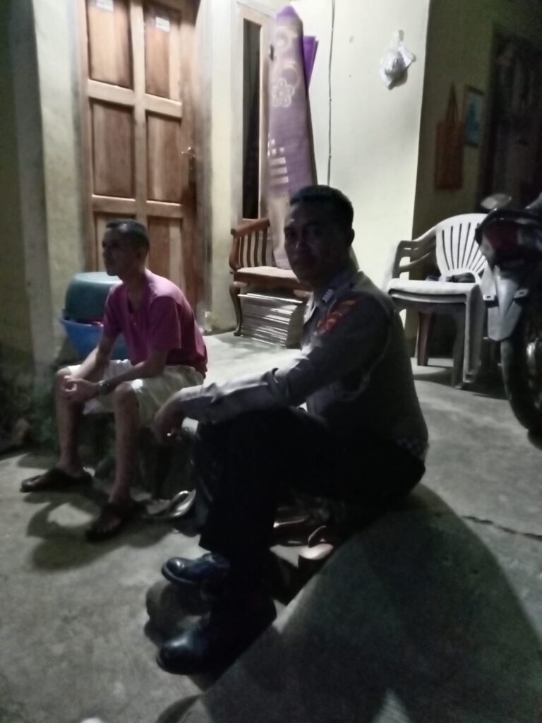 Personil Polsek Carita, Bripka Yundar, Beri Himbauan Kamtibmas kepada Masyarakat 1 WhatsApp Image 2024 07 09 at 06.13.55