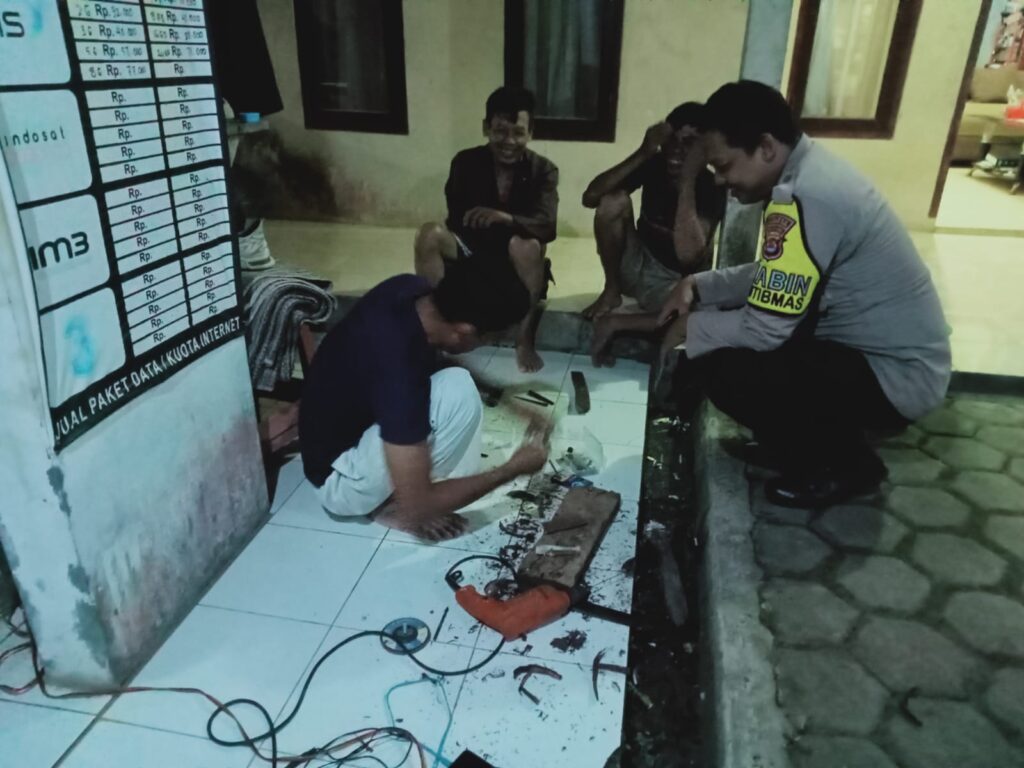 Bhabinkamtibmas Polsek Carita, Bripka Bambang, Berdialog dengan Pemuda di Desa pada Malam Hari 2 WhatsApp Image 2024 07 09 at 06.15.41