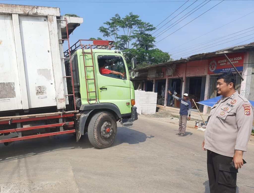 Personil Polsek Bojong Polres Pandeglang Berikan Pelayanan Prima Pengaturan Lalu Lintas di Persimpangan Pasar Bojong 4 WhatsApp Image 2024 07 09 at 08.43.30