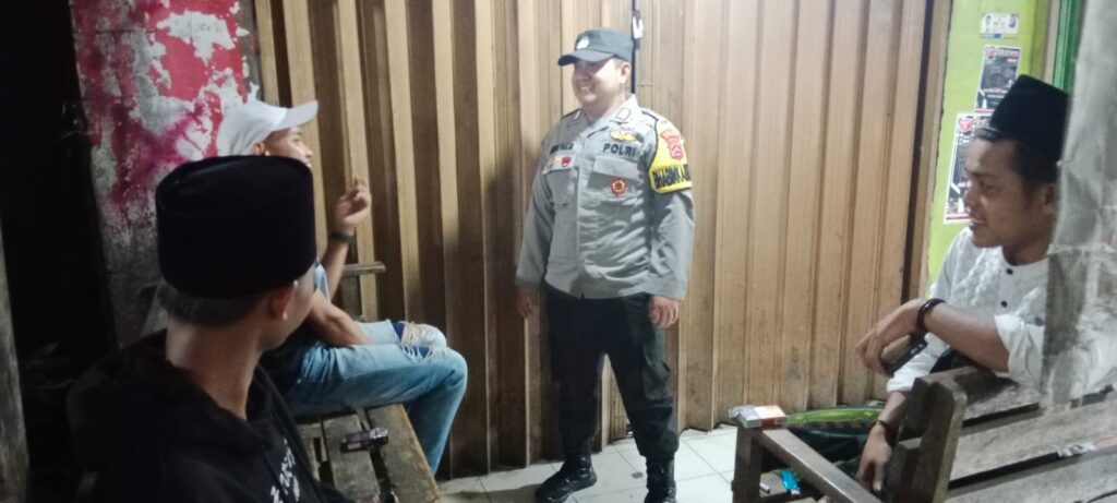 Polsek Picung Intens Jalin Silaturahmi dengan Pemuda di Pasar Picung 4 WhatsApp Image 2024 07 09 at 15.18.56