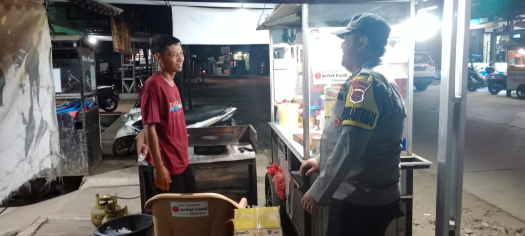 Polsek Picung Patroli Pasar dan Jalin Silaturahmi dengan Pedagang Kaki Lima 5 WhatsApp Image 2024 07 09 at 15.19.54