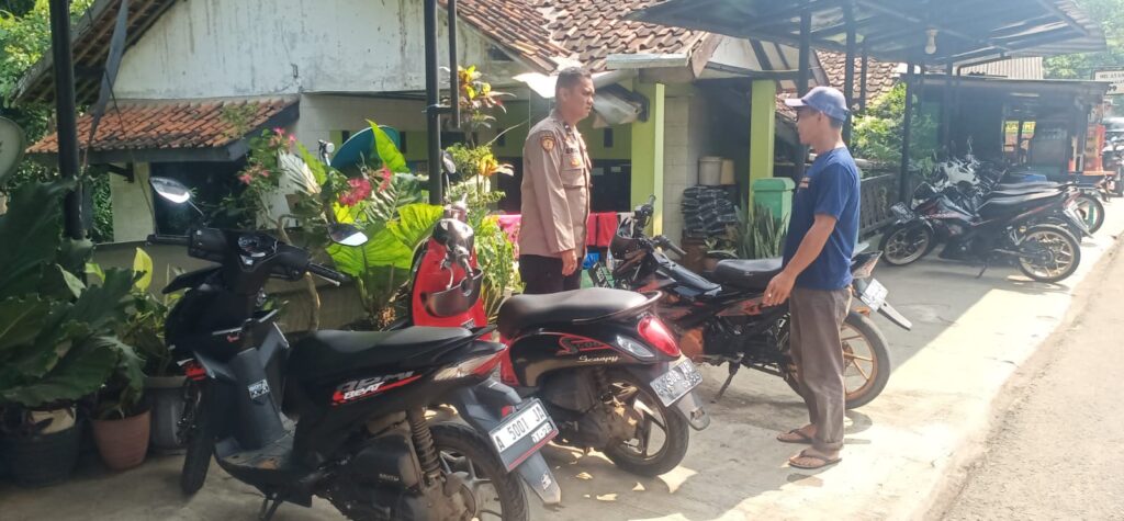 Polsek Menes Gelar Patroli Dialogis dan Himbauan Kamtibmas kepada Petugas Parkir di Jalan Cimanying 6 WhatsApp Image 2024 07 09 at 17.12.15