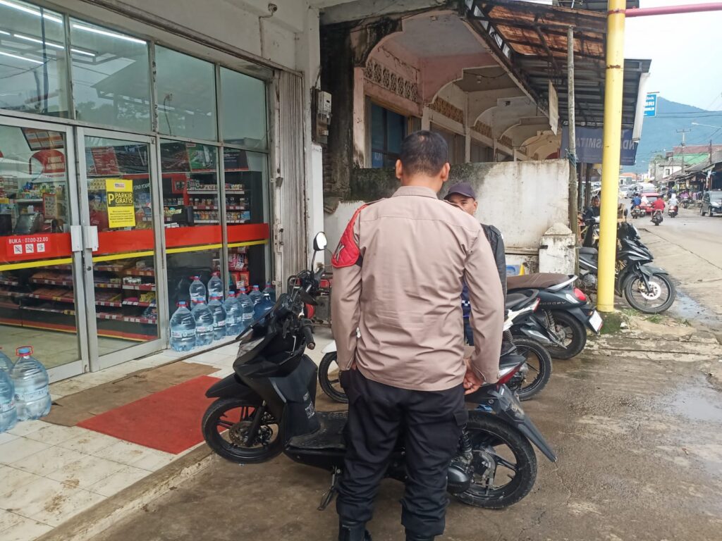 Datangi Petugas Parkir Alfamart, Polsek Menes Berikan Arahan 7 WhatsApp Image 2024 07 09 at 17.15.25