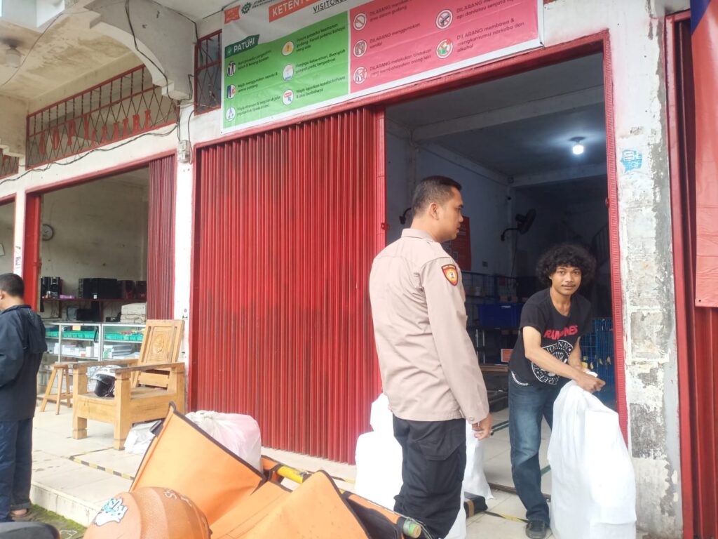 Patroli Dialogis, Sejumlah Minimarket dan Pertokoan Disambangi Polsek Menes 8 WhatsApp Image 2024 07 09 at 17.16.43