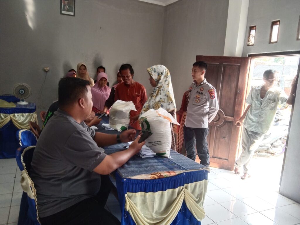 Polsek Cikedal Monitoring Kegiatan Pembagian Bantuan Beras Dari Badan Pangan Nasional 1 WhatsApp Image 2024 07 09 at 19.31.59
