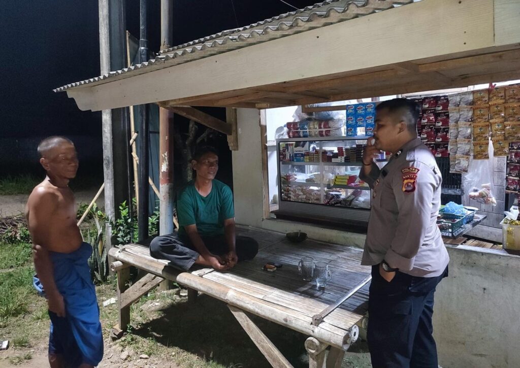 Kunjungi Masyarakat Desa Angsana, Bhabinkamtibmas Polsek Angsana Polres Pandeglang Briptu Agung Sampaikan Pesan Kamtibmas 2 WhatsApp Image 2024 07 09 at 21.40.33